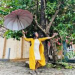 Aishwarya Sharma Bhatt Instagram - Papa ki pari.. jhat se giri 😂😂😂 Caption by @vihansometimes PC @vihansometimes Wearing @janasyaclothing Styling partner @styling.your.soul #aishwaryasharma #picturesoftheday #happymonsoon #monsoon2022 #ootd #crocs #stayhappy