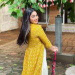 Aishwarya Sharma Bhatt Instagram - Papa ki pari.. jhat se giri 😂😂😂 Caption by @vihansometimes PC @vihansometimes Wearing @janasyaclothing Styling partner @styling.your.soul #aishwaryasharma #picturesoftheday #happymonsoon #monsoon2022 #ootd #crocs #stayhappy