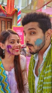Alice Kaushik Instagram - We believe in haath & pair todh mehnat..🤣♥️
Celebrating 2 years of #raavipandya and how!! 🫶🫶

Also #HappyHoli from us 😘

#shivi #kdice #kanwardhillon #alicekaushik #holi2023