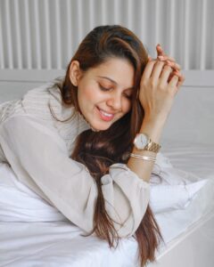 Alice Kaushik Instagram - Everything comes naturally when my neutrals go with my #danielwellington watch effortlessly 🖤🤍 
P.S. Their Black Friday sale is finally here. 🔥 Shop @danielwellington products at up-to 50% off now! 😮 AND with my code DWALICE you get an extra 15% off. Hurry up!!
#collaboration.