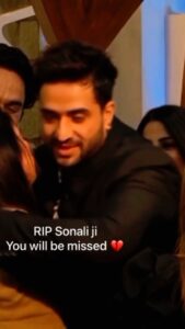 Aly Goni Instagram - Samajh nahi aa raha kya bolu 💔 u msged me 2 days back and gave me so many blessings and told me how much u loved my new song❤️ and u asked me if I will do a same kind of song with u.. and I promised u I will.. but I m sorry Sonali ji yeh promise ab adhura reh gaya 💔 You will be missed.. may god rest your beautiful soul in peace 🙏🏼