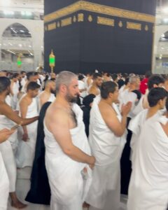 Aly Goni Instagram - Allhamdulillah 🤲🏻❤️

#Umrahwithakt