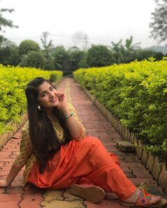 Ananya Agarwal Instagram - leaves are fallingggg! autumn is callingggg⛅️💫
