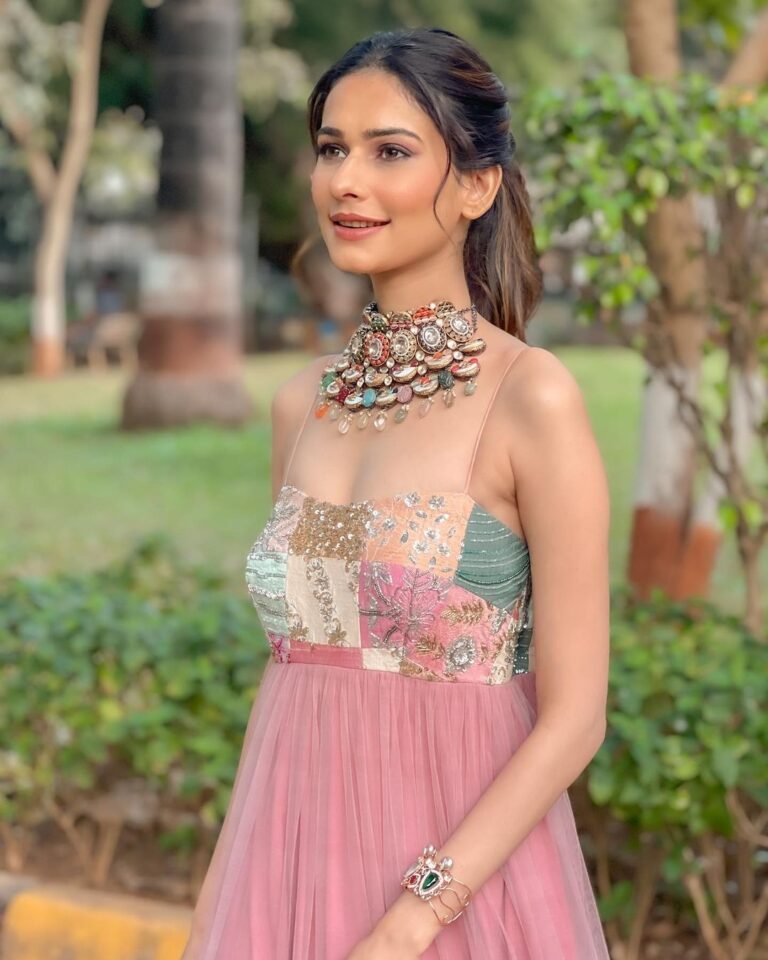 Aneri Vajani Instagram - 🌸 Outfit :- @geethikakanumilli Jewllery:- @sonisapphire HMU : @kavitaparmar_makeup_hair Styled by : @priyavajani