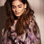 Aneri Vajani Instagram - Ok last one !!! Shot by : @amitkhannaphotography Styled by : @priyavajani HMU : @sahil_anand_arora Jewlery:- @myanayra Outfit :- @dziinebydeepa @viralmantra #anerivajani #explore #amitkhannaphotography #lastone