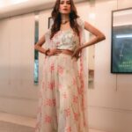 Aneri Vajani Instagram - You are so much Stronger than you Think!💫 Styled : @priyavajani Outfit : @vyoum_official HMU : @kavitaparmar_makeup_hair #anerivajani #whitelove #strongereveryday #faith #dreamer