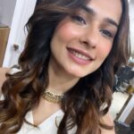 Aneri Vajani Instagram - Poo Bani Parvati 🤍😆😅 📍 : @ac0studios Styled : @priyavajani Jewellery: @arzonai_jeweallery @arzonai_jeweallery #anerivajani #poobaniparvati #justfeelingfestive #explore #indianclothing