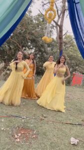 Aneri Vajani Instagram - Grooving in this heat 🔥
killing the Monday blues with the beautiful Yellow 💛
We could not help it then looking pretty 🤩 
#reels #reelitfeelit #instareels #reelsdaily #reelsi̇nstagram #monday #motivationquotes #grooving #killing #the #heat #summer #outdoor #day #light #beautiful #girls #yollow #colour #soothing #enjoying #dancing 
@muskanbamne @ektasaraiyamehta @jaswirkaur @vajanianeri 
🎥 @bhim_karki
