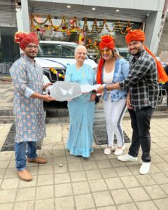 Anisha Hinduja Instagram - #xuv700 #mygift #dussehra #newcar ❤️
My family means the world to me 
#blessed #gratitude #harharmahadev 🙏