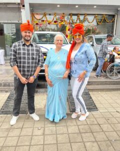 Anisha Hinduja Instagram - #xuv700 #mygift #dussehra #newcar ❤️
My family means the world to me 
#blessed #gratitude #harharmahadev 🙏