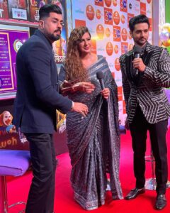 Anisha Hinduja Instagram - This was indeed a fan moment for me when i got to meet @mithunchakrabortyofficial at #zeerishteyawards 
#memories #enjoylifetothefullest #pose #positivevibes #positivemind #gratitude 

Costume courtesy @manishkumar330_