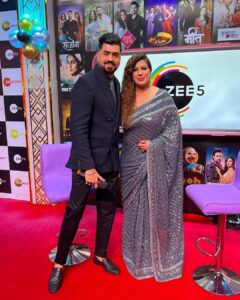 Anisha Hinduja Instagram - This was indeed a fan moment for me when i got to meet @mithunchakrabortyofficial at #zeerishteyawards 
#memories #enjoylifetothefullest #pose #positivevibes #positivemind #gratitude 

Costume courtesy @manishkumar330_
