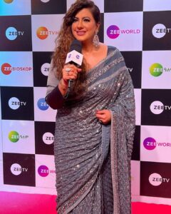 Anisha Hinduja Instagram - This was indeed a fan moment for me when i got to meet @mithunchakrabortyofficial at #zeerishteyawards 
#memories #enjoylifetothefullest #pose #positivevibes #positivemind #gratitude 

Costume courtesy @manishkumar330_