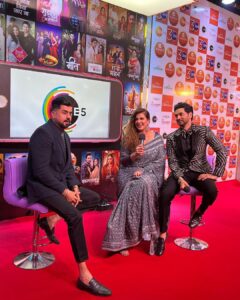 Anisha Hinduja Instagram - This was indeed a fan moment for me when i got to meet @mithunchakrabortyofficial at #zeerishteyawards 
#memories #enjoylifetothefullest #pose #positivevibes #positivemind #gratitude 

Costume courtesy @manishkumar330_