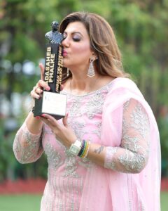 Anisha Hinduja Instagram - The best gift I received on my Birthday 💥❤️😇🎂 #the #dadasahebphalkeaward for #indiantelevision 
Category #bestmom 
Im really very grateful to all of you for all your love and support 🙏🧿
#grateful #happiness #blessed #humbled #kundalibhagyazeetv #balajitelefilms 
Hair @sanabharsakal 
Makeup @r_aj11111 
Photography @pappu.gupta.549