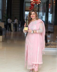 Anisha Hinduja Instagram - The best gift I received on my Birthday 💥❤️😇🎂 #the #dadasahebphalkeaward for #indiantelevision 
Category #bestmom 
Im really very grateful to all of you for all your love and support 🙏🧿
#grateful #happiness #blessed #humbled #kundalibhagyazeetv #balajitelefilms 
Hair @sanabharsakal 
Makeup @r_aj11111 
Photography @pappu.gupta.549