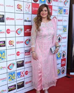 Anisha Hinduja Instagram - The best gift I received on my Birthday 💥❤️😇🎂 #the #dadasahebphalkeaward for #indiantelevision 
Category #bestmom 
Im really very grateful to all of you for all your love and support 🙏🧿
#grateful #happiness #blessed #humbled #kundalibhagyazeetv #balajitelefilms 
Hair @sanabharsakal 
Makeup @r_aj11111 
Photography @pappu.gupta.549