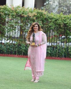 Anisha Hinduja Instagram - The best gift I received on my Birthday 💥❤️😇🎂 #the #dadasahebphalkeaward for #indiantelevision 
Category #bestmom 
Im really very grateful to all of you for all your love and support 🙏🧿
#grateful #happiness #blessed #humbled #kundalibhagyazeetv #balajitelefilms 
Hair @sanabharsakal 
Makeup @r_aj11111 
Photography @pappu.gupta.549
