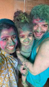 Ankita Bhargava Patel Instagram - Maa Dadda Ki Mamta 🌸
Nani Nana ka Laad🌼
Dadi Dada ka Dulaar 🌺

Pyaar ke kitne saare rang ek Choti si pudiya mein band hain…
Rabb di Mehr
🎨🌈

#happyholi