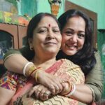 Aparajita Auddy Instagram – আমাদের বাড়ি….. অনেক স্মৃতি অনেক ভালোবাসা অনেক জমে থাকা অভিমানের মধ্যে ও আমাদের বাড়ি টা এখনও এক মুঠো ঠান্ডা বাতাসের মতো…. সব বাড়ির কিছু নিয়ম হয় আমাদের বাড়ির ও অনেক নিয়ম ছিল…. সেই নিয়মের খানিক বাইরেই ছিলো আমার ভাবনা তাই কাজ গুলো আলাদা ছিলো….. এক প্রকারে ভিন্নমত আমার তাই আমারই আমি ছিলাম আমার মতো করে কিন্তু প্রভাব বা সাংস্কৃতি টা আমার এখনো আমার অনেক টা বাড়ির মতই….. যেমন বড়দের ভাবনা বা তাদের ইগো কে মেনে নিয়ে চলা…. সেটা আমরা কখনোই ভাঙিনি…. সেটা কে সম্মান জানিয়ে এক টা অদৃশ্য দেয়াল ছিলো যেটা ভাঙার সাহস আমাদের বর্তমান প্রজন্মের ছিলো না….. আজ মায়ের মৃত্যুর পর বর্তমান টাই শাশ্বত তাই আমরা বাঁধন ভেঙে সবাই আজ এক ফ্রেমে…. আমি বিশ্বাস করি জীবনে কিছু নাহি রয় তোমার আমার পরাজয়…. শুধুই ব্যবহার আর কাজ টা থেকে যাবে…… আর পরের প্রজন্মের কাছে থাকবে আমার শিক্ষা বাকি সবটাই মাটি আর মিথ্যে মায়া….. আজকের দিনটা বিরাট এক টা পাওনা সবার সামনে আমার দুই পরিবারের চিত্র টা দেখাতে পারলাম…. আমার দাদা কে সবাই চেনেন তার বাইরে আমার আর এক দাদা আছেন বড় দাদা ছোট বেলায় আমরা বলতাম আমরা দুই ভাই এক বোন কখনো বলিনি জেঠুর ছেলে.. আছেন বৌদি ভাইপো এবং আমার রানী দিদি যিনি জীবনের শেষ দিনে ও মায়ের হাত ছাড়েন নি মায়ের মুখে শেষ জল টা রানী দিদি দিয়েছেন…. আমার শ্বশুর বাড়িতে আমরা ১০০. জনের পরিবার সবাইকে নিয়ে…. আজ আমার বাড়ির সবাই মিলে আমরা,, ১০৫.।মা আমাদের এক করে দিলেন…. বাকি গল্প আরো নতুন আর রঙিন হোক এবং ক্রমশ থাকুক এটাই ইশ্বরের কাছে কামনা… এই ছবি গুলো তে special হলো আমার পুতুলের ঘর,আমার বড় মার যত্ন নিয়ে সাজানো পুতুল… পুরোনো পাখা এখনও ঘোরে… এবং ঠাকুর দাদাল লাঠি, আমার ঠাকুমার ঘর যেটি এখন ঠাকুর ঘর…. আমরা সত্যি খুব ছাপোশা কিন্তু খুব সত্যি..