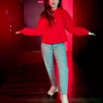 Arishfa Khan Instagram - #ad Kripiya dhyaaan dijiye! Jaise maine kiya, waise aap kijiye! Live your #MazaLele moment right now with FairPlay and WIN BIG! Join me @karishmakotak @ashnoorkaur in supporting our Men In Blue at the World Cup. Recreate the @fairplay_india #FairPlayKaMazaLele hookstep challenge with me and spread the love! #FairPlayKaMazaLele #MazaLele