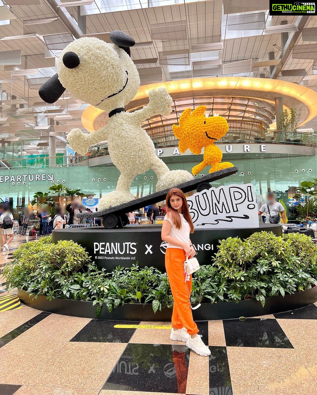 Arishfa Khan Instagram – Caption Please! 🧡🖤🤍 Singapore Airport T3 