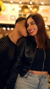 Arshi Khan Instagram - AEE JADUGAR 👩‍🦰👩‍🦰👩‍🦰 @eshanmasihchrist #arshi #arshikhan #reels #reelsinstagram #reelsvideo #reelitfeelit