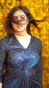 Arshi Khan Instagram - Adab se jhuk jana hamari fitrat me tha ae KHUDA hum kya jhuke log khuda ho gaye 👩‍⚖️ #you #arshi #arshikhan #reels #reelsinstagram #reelsvideo #reelitfeelit