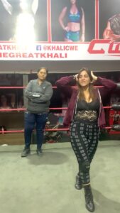 Arshi Khan Instagram - Aisi bahar oh god 🙂🙂🙂🙂 #arshikhan #arshi #reels #reelsinstagram #reelitfeelit #sherukrishnagoni @cwewrestlingacademy