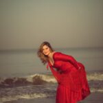 Arti Singh Instagram - Happy Valentine’s Day ❤️❤️❤️If ever in this universe I hv believed in something its love. It’s beautiful. I always say I’m love and I can’t wait to b tht love for someone and why not we all want to feel loved . And inshallah I know one day I wil b posting not alone picture . Happy Valentine’s Day . More love to people in love and singles I promise u are wiating only for the permanent one and forever one . It’s coming soon ❤️ Clicked by @deepak_das_photography Wearing one of my favourites @anjali_lilaria