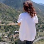 Arti Singh Instagram - Par kabhi kabhi us mod pe aap kho jate ho . Sometimes u don’t know where u are heading and feel lost . I hv been at tht place many times and that feeling is not good . Anxiety depression is all I hv felt. Tht fear of loosing yourself again. And asking for help from almighty , but I also realise how many times god wil come for your rescue if u again and again lead to same route . Not not learning lesson which a situation taught u .Some days are just tough . Well I want to move now . U can’t lie to your soul . U know it all . soul says she is done . heart says baksh do .Once again I get up after giving up . That when the journey starts . When u fall stumble but get up . 🙏 decison is made