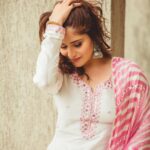 Arti Singh Instagram - Zindagi aur Kuch bhi nahi teri meri kahani hai💕 Styledby: @stylebysugandhasood name: @ranasjaipur X @entertainmenttleo9 Clicked by @iam_kunalverma Make up @makeupbynidhidesai Hair by @anjalichaudhary9876