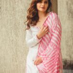 Arti Singh Instagram - Zindagi aur Kuch bhi nahi teri meri kahani hai💕 Styledby: @stylebysugandhasood name: @ranasjaipur X @entertainmenttleo9 Clicked by @iam_kunalverma Make up @makeupbynidhidesai Hair by @anjalichaudhary9876