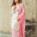 Arti Singh Instagram - Zindagi aur Kuch bhi nahi teri meri kahani hai💕 Styledby: @stylebysugandhasood name: @ranasjaipur X @entertainmenttleo9 Clicked by @iam_kunalverma Make up @makeupbynidhidesai Hair by @anjalichaudhary9876