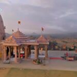 Arti Singh Instagram - JAI MATA DI 🙏 @shemarooumang @ravindragautamofficial @raghuvir.shekhawat @chhora_ganga_kinaare_walaa @gaurika_official @@vicky.please @preetikachauhan19 Wait for the surprise . Super soon ❤️