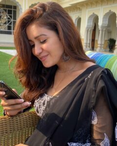 Asha Negi Instagram - Lol Nevermind!☺️☺️☺️
🖤
🖤
🖤
#throwbacktoogoodtimes