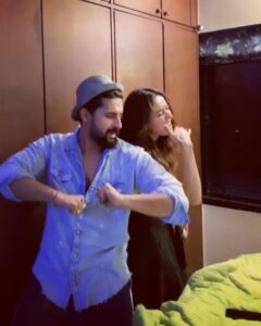 Asha Negi Instagram - Happyyyy happpyyyyy Ravi! Bohot saara pyaar tujhe dost.. aise hi naachte rahe hum, muskurate rahein hum, andoo Ravi khelte rahein hum.. wish you the best always for everything! Full power dost!! Only and only love❤️
#andegaramgaram 
@ravidubey2312