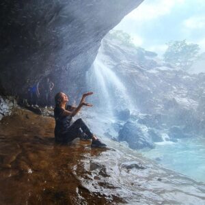 Ashi Singh Instagram - Cave girl ? 😜
.
PC~ @naturepaparazzo 
.
#ashisingh #kataldharwaterfall #trekking #cave