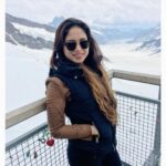 Avantika Khatri Instagram - बहुत ऊँचाई पे पहुँचने के बाद ही इंसान गहराई से सोचना शुरू करता है । 🤣🤣 In this moment I was at Switzerland🇨🇭ki kisi pahadi pe 😜 Well the exact location being - Jungfrau mountains 🏔 And look at these photo friendly Happy Alpine Chough birds in the forth & fifth picture having the time of their lives even in this shrewd weather. 🤩😍 . #switzerland #jungfrau #mountains #winter #chill #europe #harsh #weather #conditions #alpinechough #quotes #lovemyself #happilyeverafter #happygirl #wintervibes #parka #jackets #winterfashion #wings #burningbright #clothing #fitness #makesmesmile #globetrotters #actress #filmmaker #producer #celebrity #avantikakhattrilatestpics #avantikakhattri @directors_visions @avantikakhattri Jungfrau - Top of Europe, Switzerland