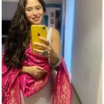 Avantika Khatri Instagram - शुभ धनतेरस… शुभ दीपावली २०२१ 🪔✨💥 . #KudiAK #धनतेरस #dhanteras #dhanteraswishes #मंदिर #mandir #temple #darshan #dhanteras2021 #गुलाबी #ranipink #dupatta #gold #silver #happygirl #smileface #wings #burningbright #bindi #indian #indianwear #ethnicwear #fushia #globetrotters #actress #filmmaker #producer #celebrity #avantikakhattrilatestpics #avantikakhattri @directors_visions @avantikakhattri