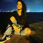 Ayesha Singh Instagram – Kuch khayal aur Kuch baatain, apno se baat leni chahiye..
Kuch khoobsoorat lamhain saath bita lene chahiye..
Baarish ka lutf utha lena chahiye…
Zindagi Zara mushkil hai, isiliye kabhi kabhi Muskuralena Chahiye!! – Aapki Ayesha 💕 Marine Drive Mumbai