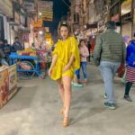 Benafsha Soonawalla Instagram - Shooting at Sarafa Bazar tonight and the food is making me crazy. Also love the hustle bustle of this place. But yup the food tops everything. Absolutely everything 🤤 Outfit - @stylejunkiie Earrings - @threadstoriesofficial Choker - @beadsnjewels_byekta Shoes - @thecaistore Styled by - @ruchikrishnastyles Assisted by - @sketch.your.style Sarafa Indore