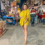 Benafsha Soonawalla Instagram - Shooting at Sarafa Bazar tonight and the food is making me crazy. Also love the hustle bustle of this place. But yup the food tops everything. Absolutely everything 🤤 Outfit - @stylejunkiie Earrings - @threadstoriesofficial Choker - @beadsnjewels_byekta Shoes - @thecaistore Styled by - @ruchikrishnastyles Assisted by - @sketch.your.style Sarafa Indore