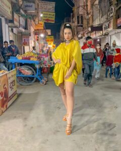 Benafsha Soonawalla Instagram - Shooting at Sarafa Bazar tonight and the food is making me crazy. 

Also love the hustle bustle of this place. But yup the food tops everything. Absolutely everything 🤤

Outfit - @stylejunkiie
Earrings - @threadstoriesofficial
Choker - @beadsnjewels_byekta
Shoes - @thecaistore
Styled by - @ruchikrishnastyles
Assisted by - @sketch.your.style