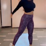 Deepika Singh Instagram - An attempt to engage the core on beats.. I love this challenge @valeriiakihai @valeriiakihai . I’m going to incorporate this in my workout. Do this 10 times by engaging the core and you will definitely get the strong core 💁🏻‍♀️❤️. . #challenge #workoutvideo #monday #motivation #reels #strongcore #deepikasingh