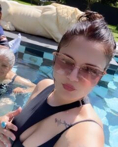 Deepshikha Nagpal Instagram - True beauty in a woman is reflected in her soul❤️.
.
.
#beauty #swag #attitude #funtime #❤️ #swmming #alibaag #holiday #friendship #bond