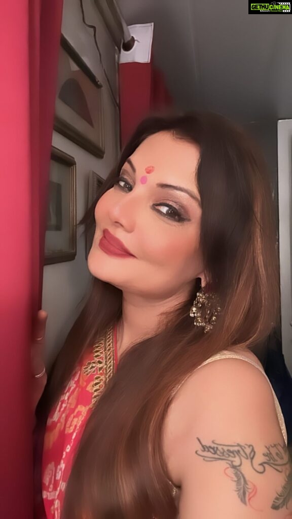 Deepshikha Nagpal Instagram - Dard Bhi Wahi Dete Hain, Jeene Haq Diya Jata Hai, varna gair to Dhakka Lagne Par bhi Maafi Magte hai ❤️. . #love #mohabbat #pyar #beauty #bollywoodstyle #trendingreels #reelsinstagram #smile #songs