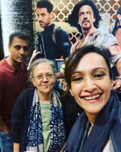 Dipannita Sharma Instagram - I don’t know the last time I had so much fun in the theatres ! The whistles , the cheering , the clapping & bumping into friends who were watching it for the 3rd time … yesssss #pathaan was a full ‘paisa vasool’ experience ! Here’s to #srk #yrf & the team … & Here’s to the power of entertainment ♥️
@krishnasharma7477 @dilsheratwal @visalmisra @khyatimadaan 
#cinemalover #weekend #pyaar 
P.S - me trying to do #srk pose hahaha. @arunimasharma_verma this one’s so for you !