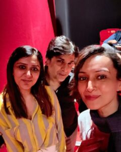 Dipannita Sharma Instagram - I don’t know the last time I had so much fun in the theatres ! The whistles , the cheering , the clapping & bumping into friends who were watching it for the 3rd time … yesssss #pathaan was a full ‘paisa vasool’ experience ! Here’s to #srk #yrf & the team … & Here’s to the power of entertainment ♥️
@krishnasharma7477 @dilsheratwal @visalmisra @khyatimadaan 
#cinemalover #weekend #pyaar 
P.S - me trying to do #srk pose hahaha. @arunimasharma_verma this one’s so for you !