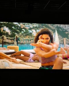 Dipannita Sharma Instagram - I don’t know the last time I had so much fun in the theatres ! The whistles , the cheering , the clapping & bumping into friends who were watching it for the 3rd time … yesssss #pathaan was a full ‘paisa vasool’ experience ! Here’s to #srk #yrf & the team … & Here’s to the power of entertainment ♥️
@krishnasharma7477 @dilsheratwal @visalmisra @khyatimadaan 
#cinemalover #weekend #pyaar 
P.S - me trying to do #srk pose hahaha. @arunimasharma_verma this one’s so for you !